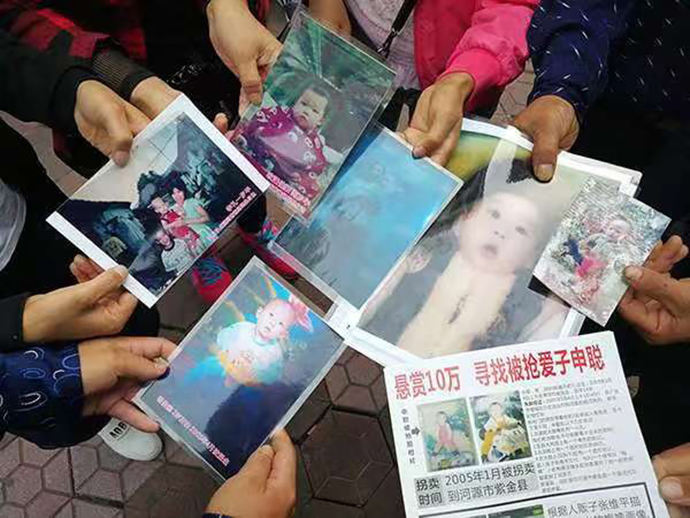 此案部分被害人家长出示被拐儿童当年的照片。 本文图片均为澎湃新闻记者 朱远祥 资料图