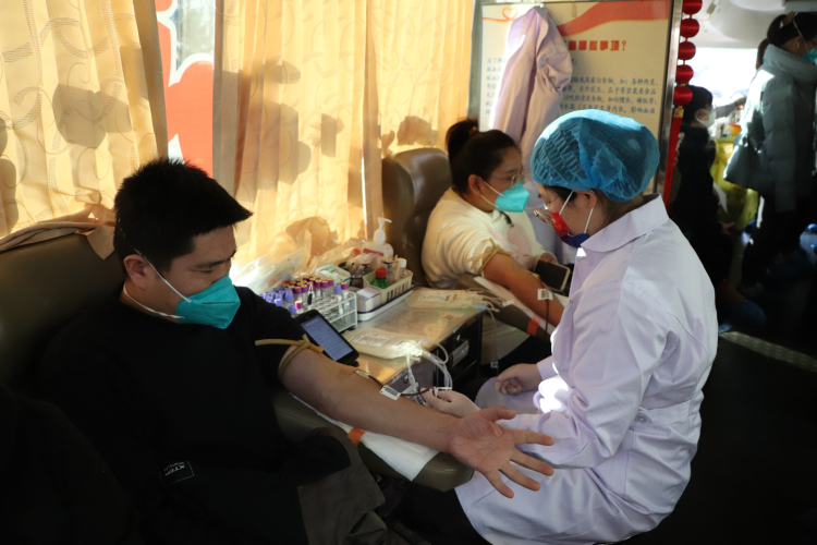 “一腔热血”为生命加油:玉泉区开展无偿献血活动